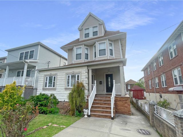  8 BR,  5.00 BTH  Duplex style home in Arverne