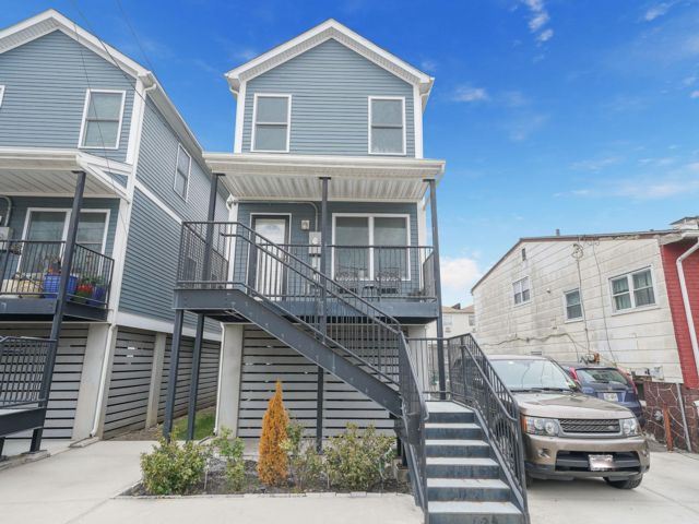  3 BR,  2.00 BTH  Other style home in Arverne