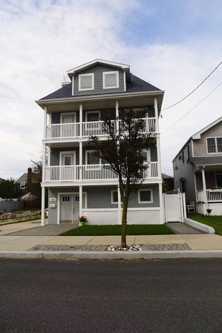 6 BR, 5.00 BTH Architectural style home in Belle Harbor