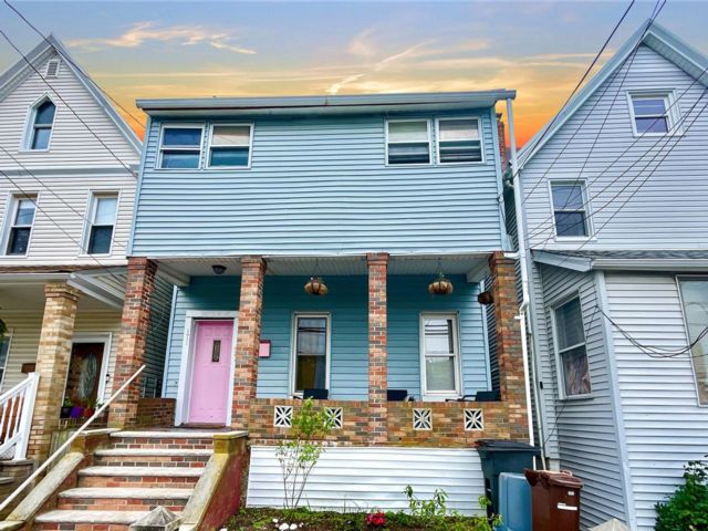 6 BR, 2.00 BTH Colonial style home in Rockaway Beach