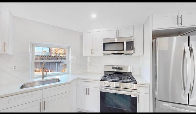 8 BR, 3.00 BTH Contemporary style home in Rockaway Beach