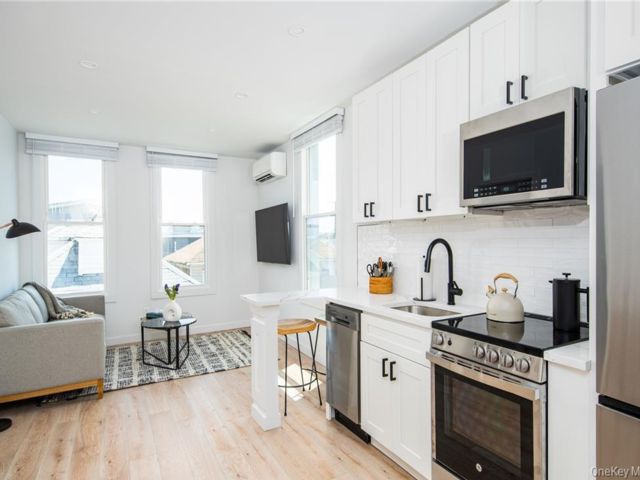  1 BR,  1.00 BTH &nbsp;Modern style home in Rockaway Park