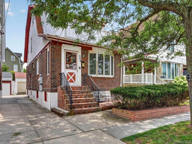 5 BR, 3.00 BTH House style home in Belle Harbor
